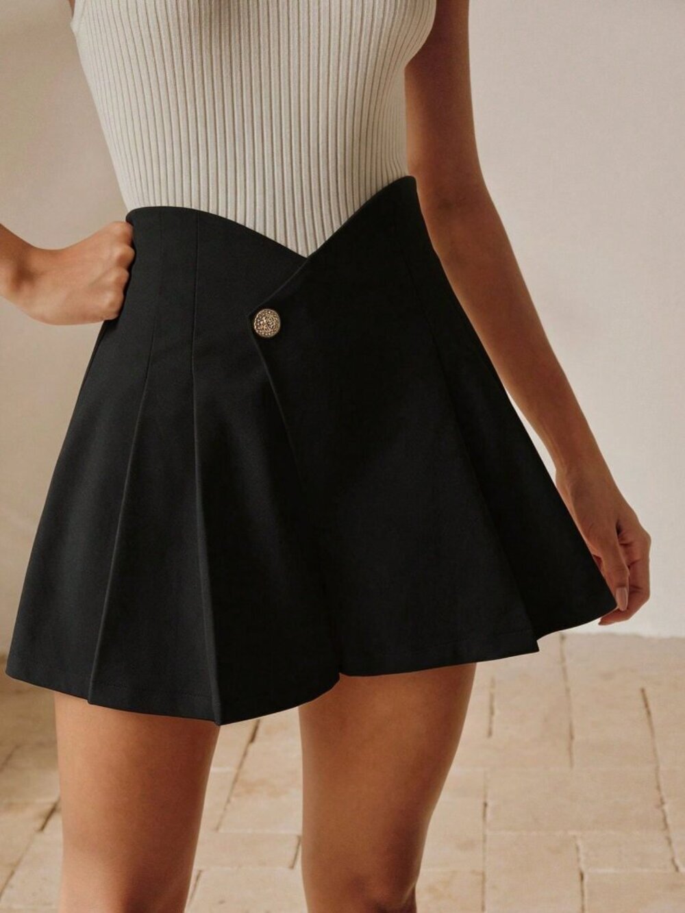 Black Casual Women's High-Waist Asymmetric Inverted Pleat Versatile Shorts